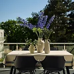 C14 Suedbalkon Mit Blick Ins Gruene & Nutzung Der Wellness- & Aktivbereiche Im 