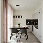 C14 Suedbalkon Mit Blick Ins Gruene & Nutzung Der Wellness- & Aktivbereiche Im 