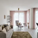 C14 Suedbalkon Mit Blick Ins Gruene & Nutzung Der Wellness- & Aktivbereiche Im 