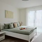 C14 Suedbalkon Mit Blick Ins Gruene & Nutzung Der Wellness- & Aktivbereiche Im 