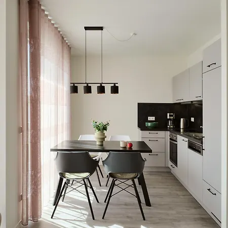 C14 Südbalkon Mit Blick Ins Grüne&nutzung Der Wellness-&aktivbereiche Im Pine Hill