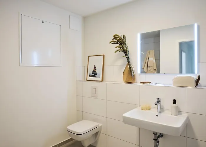 C14 Suedbalkon Mit Blick Ins Gruene & Nutzung Der Wellness- & Aktivbereiche Im 