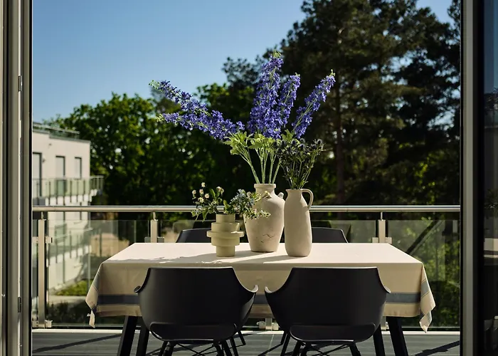 C14 Suedbalkon Mit Blick Ins Gruene & Nutzung Der Wellness- & Aktivbereiche Im 