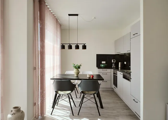 C14 Suedbalkon Mit Blick Ins Gruene & Nutzung Der Wellness- & Aktivbereiche Im 