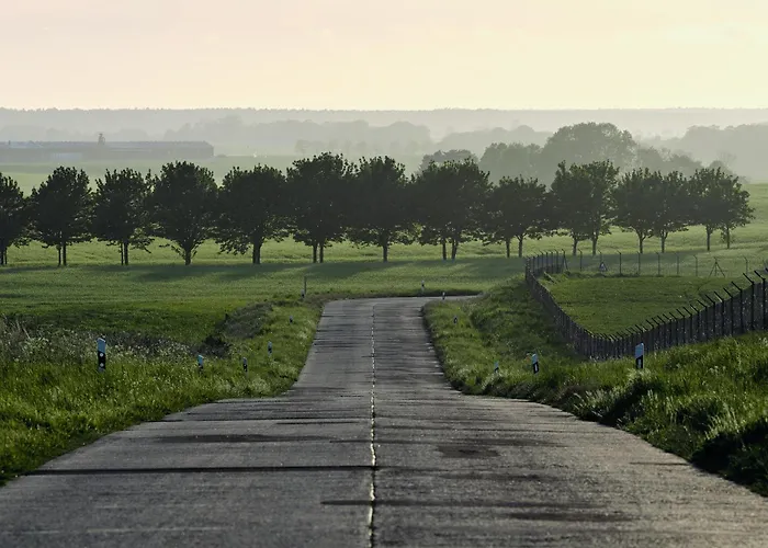 C14 Suedbalkon Mit Blick Ins Gruene & Nutzung Der Wellness- & Aktivbereiche Im 