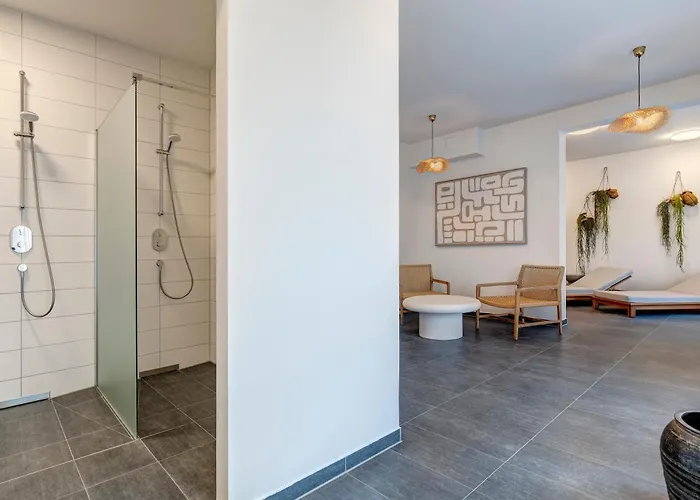 C14 Suedbalkon Mit Blick Ins Gruene & Nutzung Der Wellness- & Aktivbereiche Im 