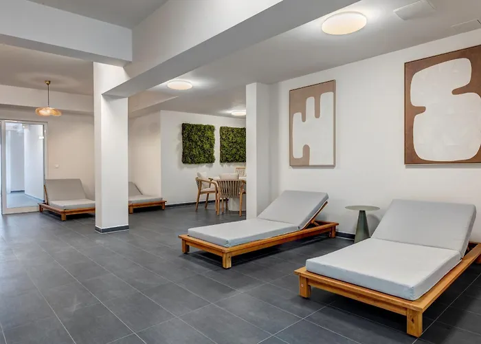 C14 Suedbalkon Mit Blick Ins Gruene & Nutzung Der Wellness- & Aktivbereiche Im 