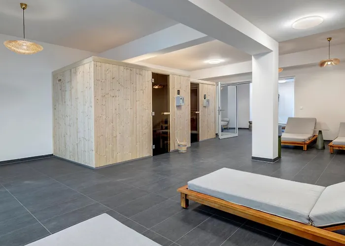 C14 Suedbalkon Mit Blick Ins Gruene & Nutzung Der Wellness- & Aktivbereiche Im 