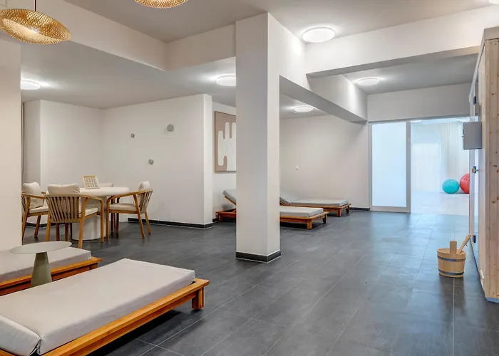 C14 Suedbalkon Mit Blick Ins Gruene & Nutzung Der Wellness- & Aktivbereiche Im 