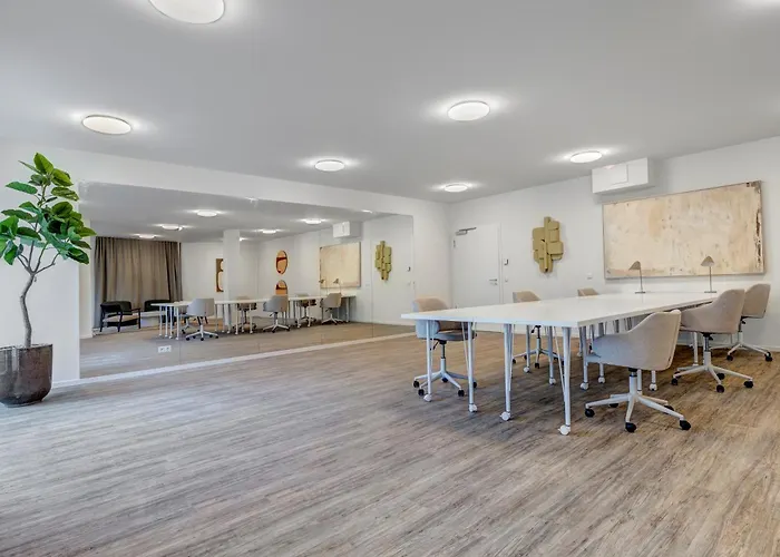 C14 Suedbalkon Mit Blick Ins Gruene & Nutzung Der Wellness- & Aktivbereiche Im 