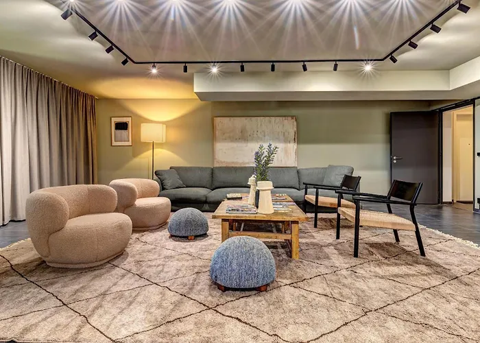 C14 Suedbalkon Mit Blick Ins Gruene & Nutzung Der Wellness- & Aktivbereiche Im 