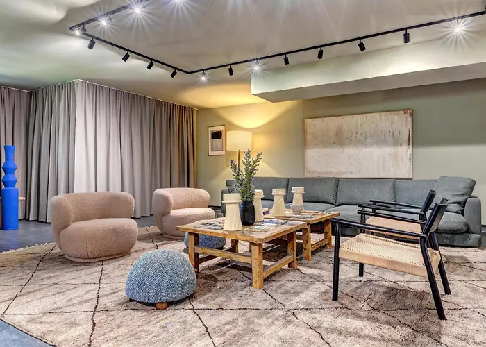 C14 Suedbalkon Mit Blick Ins Gruene & Nutzung Der Wellness- & Aktivbereiche Im 