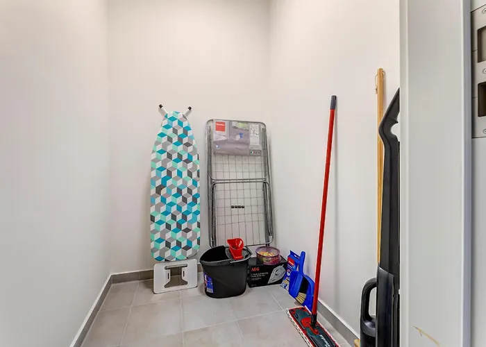 C14 Suedbalkon Mit Blick Ins Gruene & Nutzung Der Wellness- & Aktivbereiche Im 